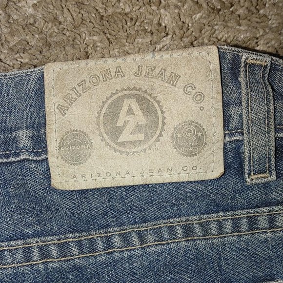 Men's Arizona Medium Wash Straight leg jean 44 x 30 rip on right front by pocket - Picture 5 of 6